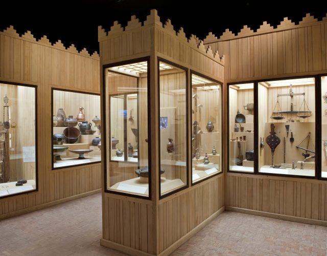 Les outils utilisés par les Amazighs comme les Fibules, les éléments de frontal, les marteaux a sucre, © Fondation Jardin Majorelle, Nicolas Mathéus